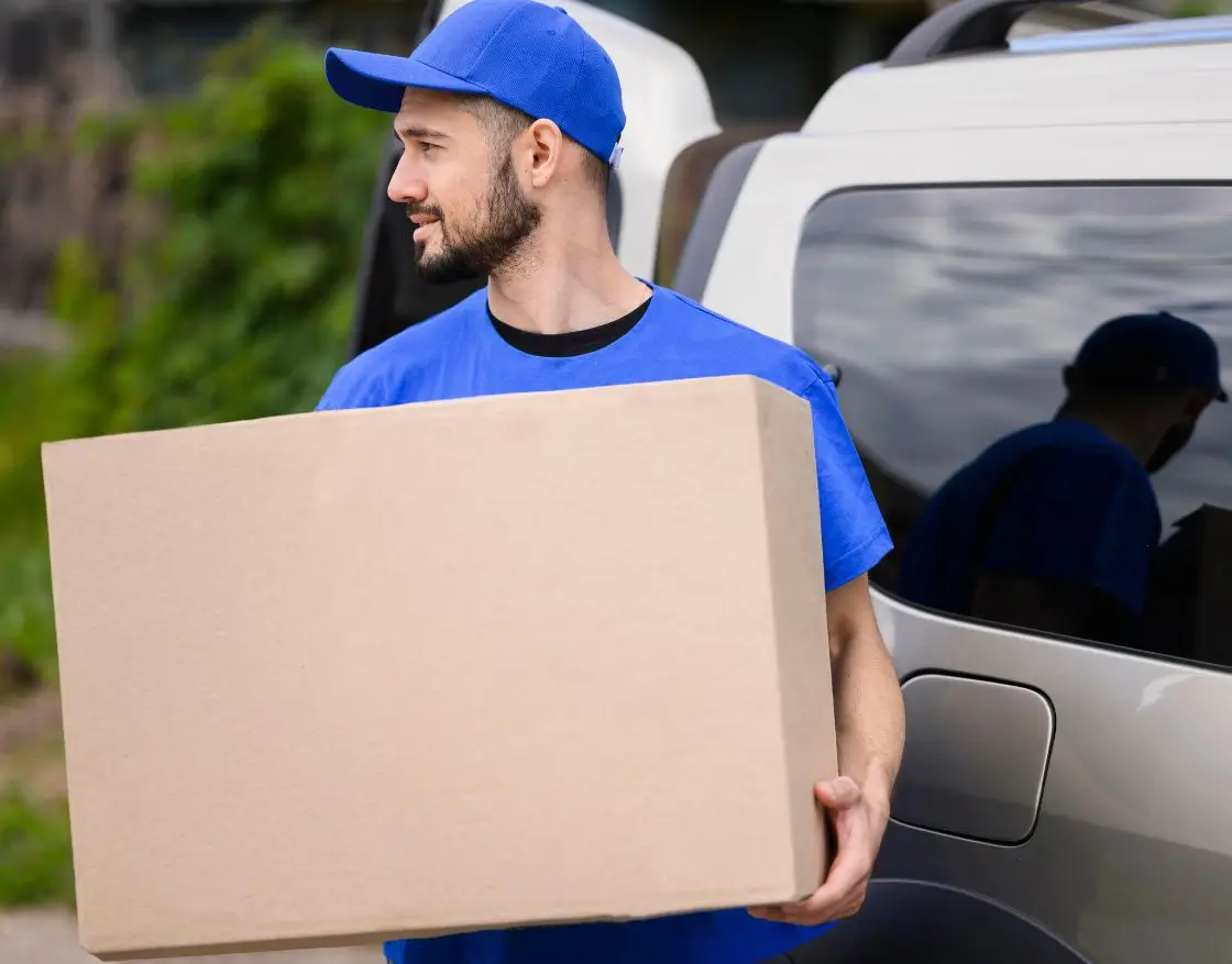 Voiture Speed Livraison effectuant une livraison en ville