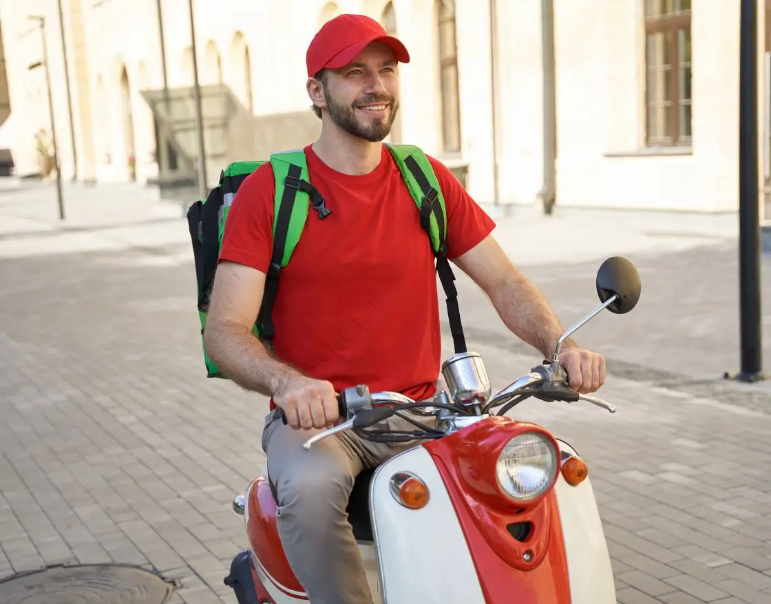 Livraison express en scooter dans le trafic urbain